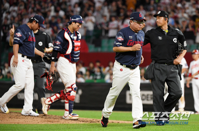 '악몽 같았던 8회 극복' 직접 마운드 찾아 김상수 엉덩이 두들긴 김태형…