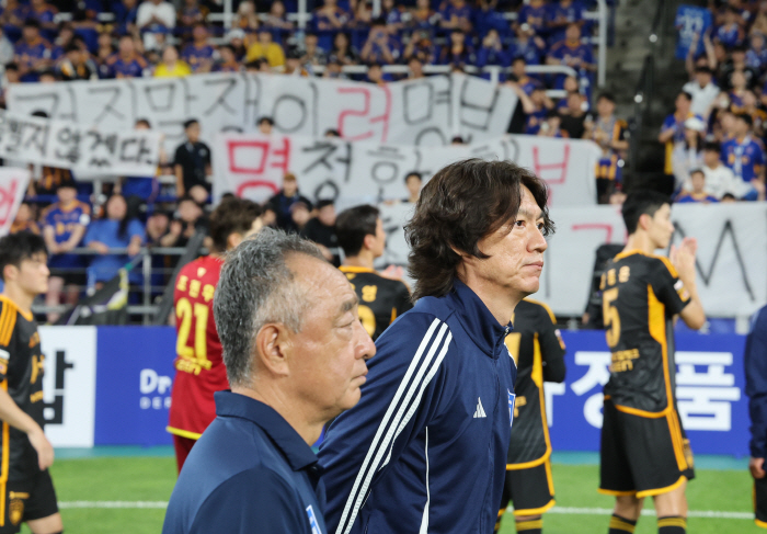 "뭔가 난도질 당하는 느낌, 이젠 나는 없다" 홍명보 감독의 한국 축구,…