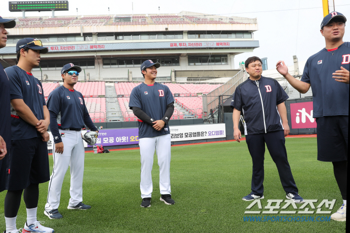 "두산을 위하여!" 곰이 된 시라카와, 선수단과 첫만남 [수원현장]