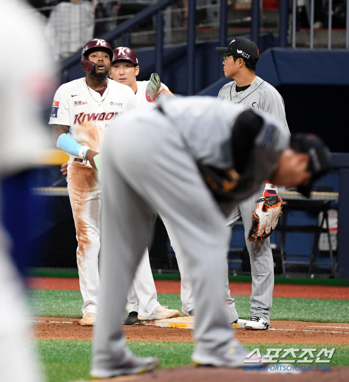 '고척돔 첫 천장 강타 홈런될 뻔...' 도슨이 행운의 안타 뒤 천장을 …