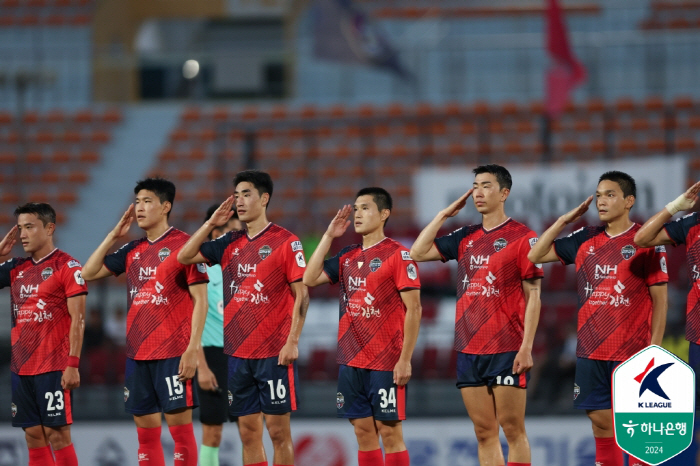 [현장리뷰]'이동경 결승골' 김천 상무 1위 탈환, '박진섭 퇴장+슈팅 …