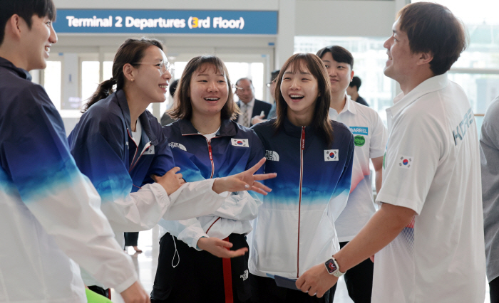 수영 黃金세대 결전지 파리 출국...이정훈 총감독"메달3개 목표" ...…