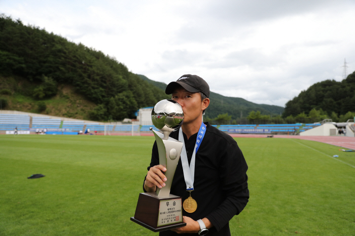 '3연패 위업' 최재영 선문대 감독 "태백산 신이 도운 대회, 저학년 배…