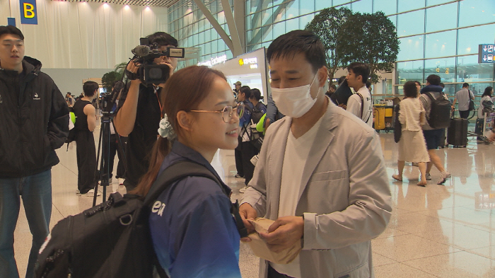 딸은 메달사냥, 父는 중계…'체조 부녀' 여홍철X여서정, 공항 포착(KB…