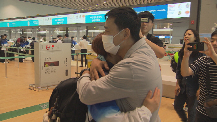 딸은 메달사냥, 父는 중계…'체조 부녀' 여홍철X여서정, 공항 포착(KB…