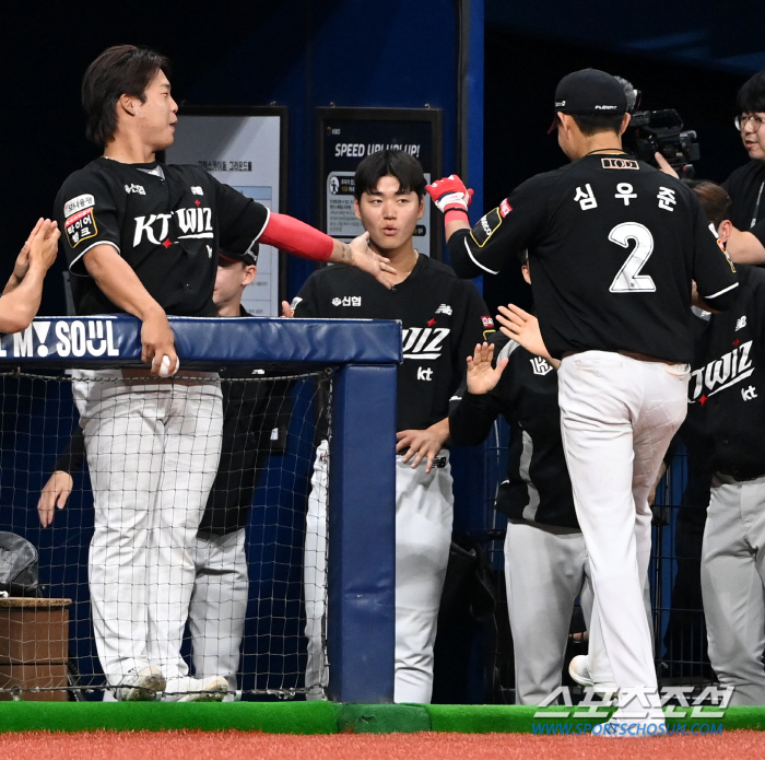 '이걸 잡는다고?' 집중력이 폭발했다. 황재균 캐치에 화들짝, KT 더그…