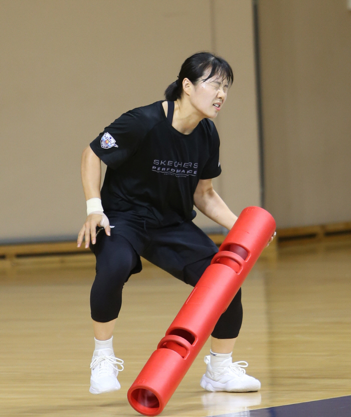 "일단 살아남아야죠" 코트서킷+웨이트서킷의 향연 우리은행 아산 체력훈련.…