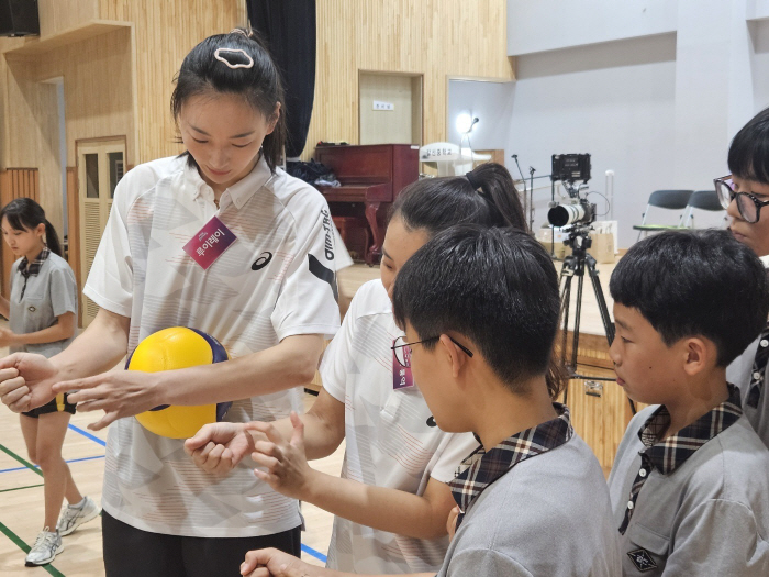 인천 배구 꿈나무들과 함께! 흥국생명 재능기부, 일일 유소년 배구교실 펼…