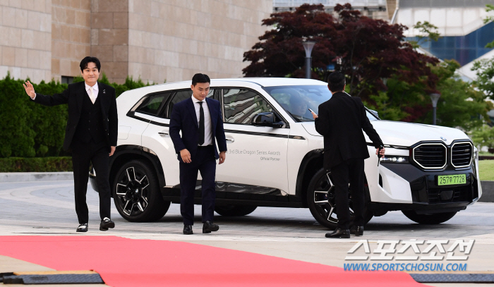 [포토] 김성균 '오늘은 력셔리'