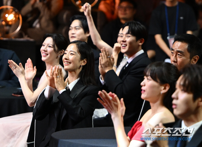 [포토] 박남정 깜짝 공연에 환호하는 배우들