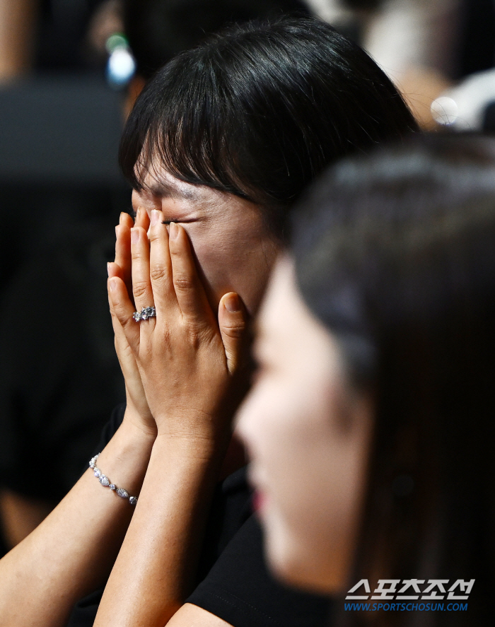 [포토] 윤가이 수상에 눈물 흘리는 이수지