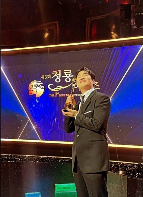 [SCin스타] 곽준빈X전현무는 나란히, 이동휘X안재홍은 포옹…청룡시리즈…