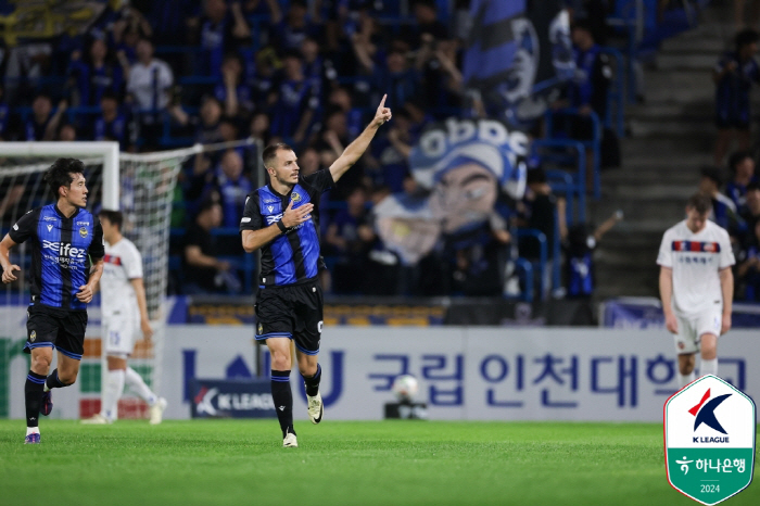 [K리그1 리뷰]'실수에 혼나고, 실수에 웃었다' 수원FC, 인천 4-1…