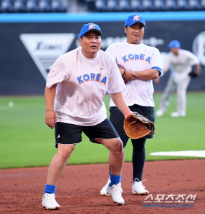 한화 타자 필요하신가요...현역 복귀해도 되겠네, 에스콘필드를 놀래킨 김태균 [홋카이도 현장]