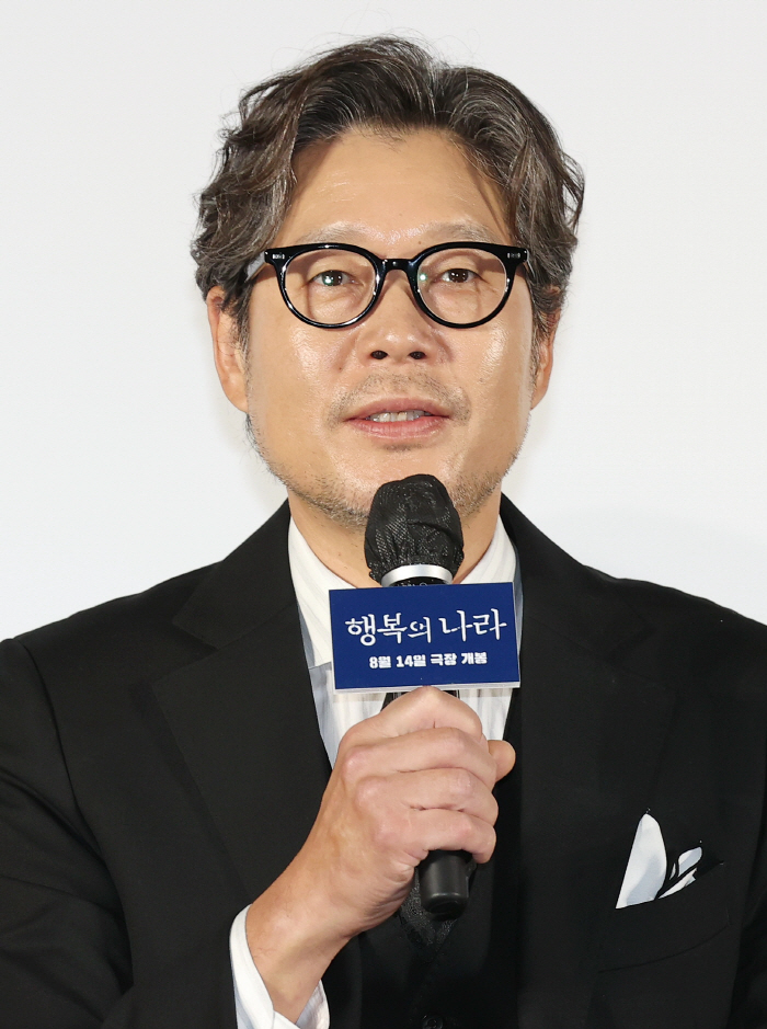 '행복의 나라' 유재명 "다른 전두환? '서울의 봄' 황정민 무시무시해"