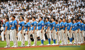 처음엔 웃다가, 어느새 WBC급 초집중 모드...가위바위보도 이겨야 한다는, 한일전은 한일전이었다 [홋카이도 현장]