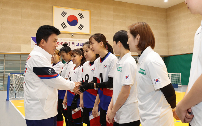 함영주 하나금융 회장, 파리 패럴림픽 대표팀 이천선수촌 방문해 후원금 전…