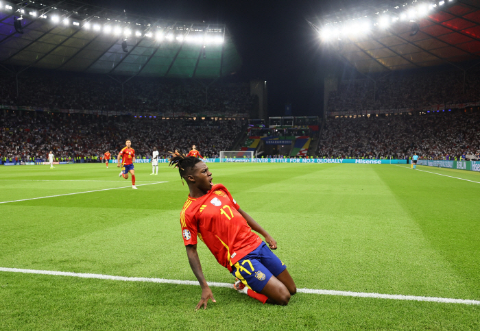 '산초는 연막이었다!'...진정한 '음바페 대체 후보' 등장→"PSG, …