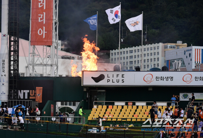 '불이야~' 이글스파크를 덮은 자욱한 연기, 한화-삼성전 화재로 5분 지…