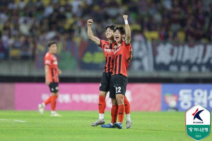 한국 축구사에 이런 선수는 없었다...'손흥민 후계자 낙점' 18살 슈퍼…