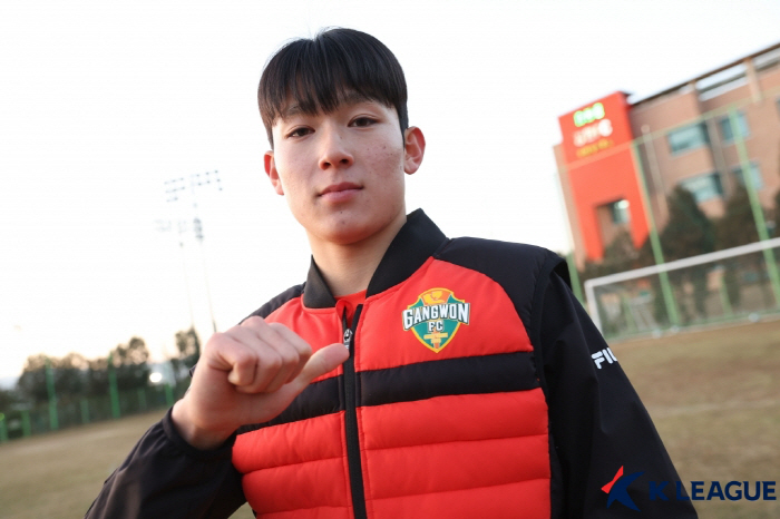 한국 축구사에 이런 선수는 없었다...'손흥민 후계자 낙점' 18살 슈퍼…