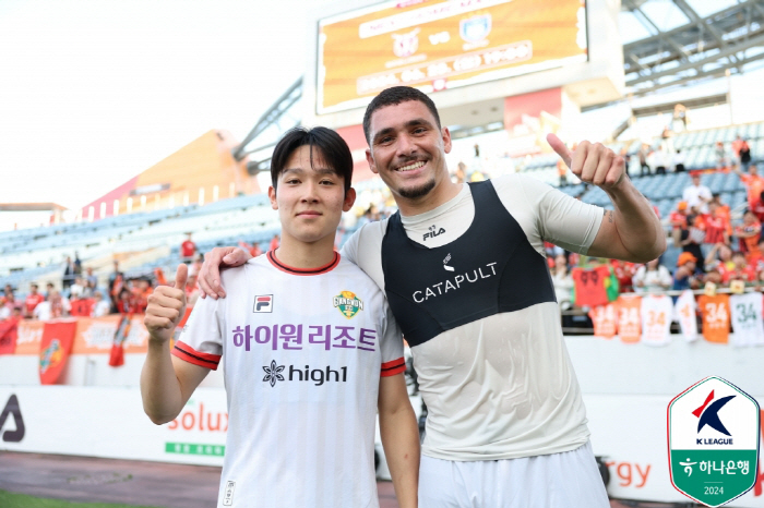 한국 축구사에 이런 선수는 없었다...'손흥민 후계자 낙점' 18살 슈퍼…