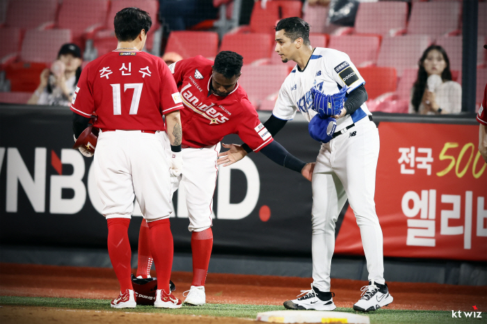 "주심은 일단 기다려!" 현장의 눈보다 '기계' 우선…야구계의 '불만' …