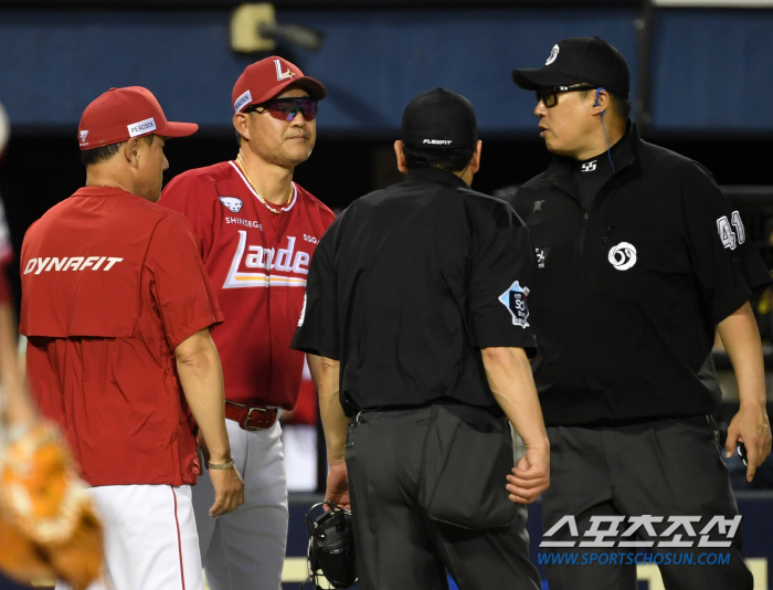 "주심은 일단 기다려!" 현장의 눈보다 '기계' 우선…야구계의 '불만' …