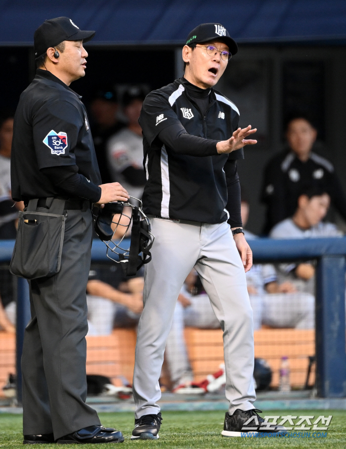 "주심은 일단 기다려!" 현장의 눈보다 '기계' 우선…야구계의 '불만' …