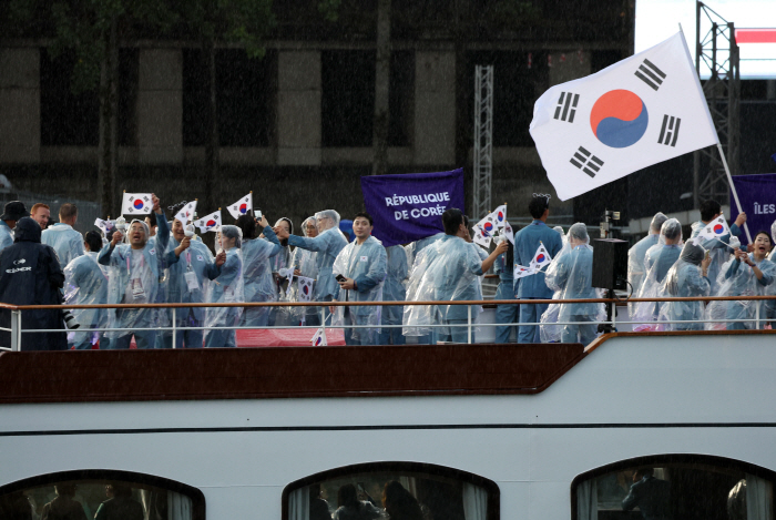 "대한민국이 북조선인민공화국(DPRK)이라고?" 초황당 파리올림픽 개회식…