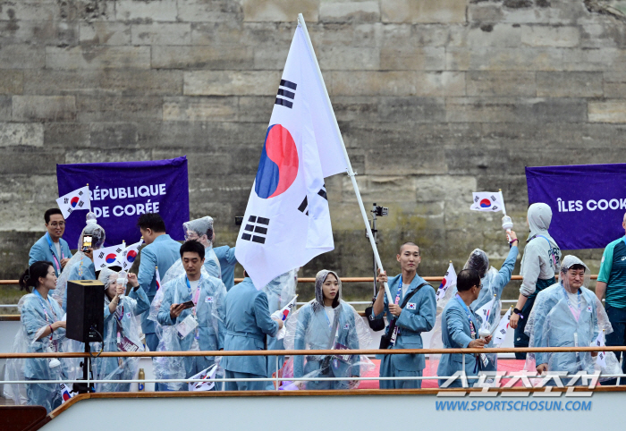 "대한민국이 북조선인민공화국(DPRK)이라고?" 초황당 파리올림픽 개회식…