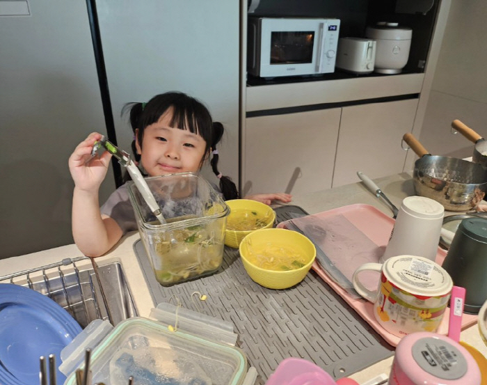 '하하♥' 별, 아픈 막내딸에 애틋 "열감기 앓고도 엄마 돕겠다고…"