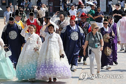 지난달 방한 외국인 관광객 142만명…코로나19 전 96% 회복