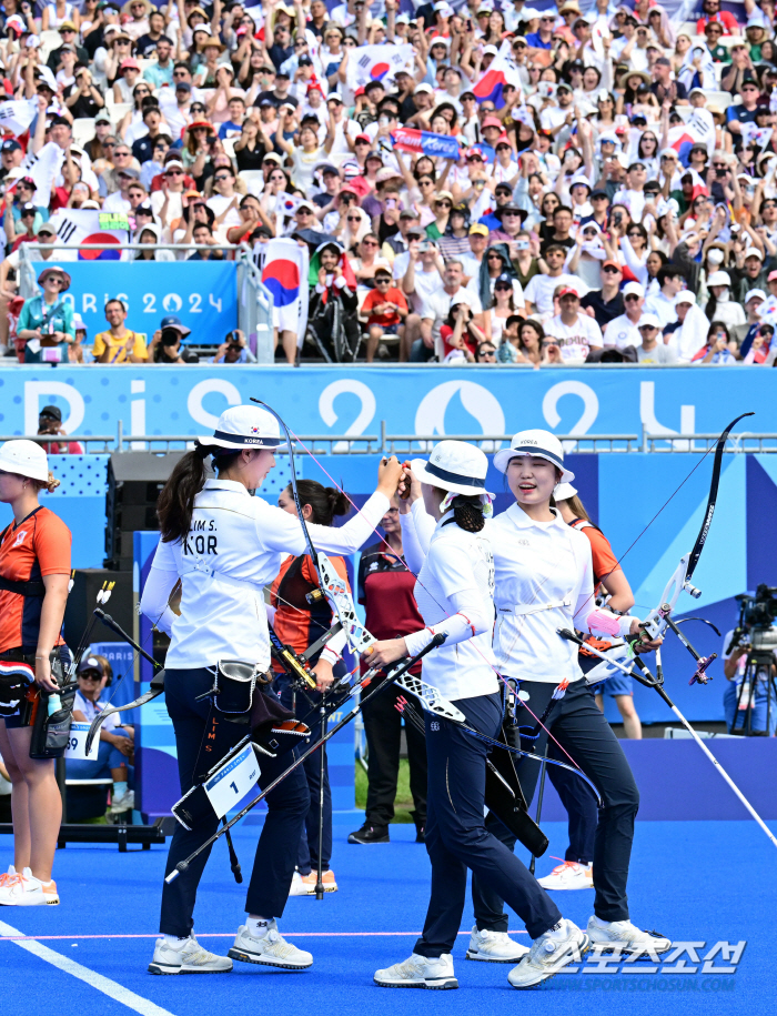 중국 두려움의 '포효' vs 한국 확신의 '무표정'. 멘탈 클래스의 차이…