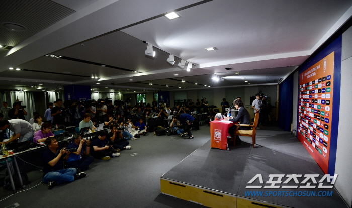 "국가대표팀 주인은 오로지 대한민국과 팬" 홍명보 감독의 '독이 든 성배…