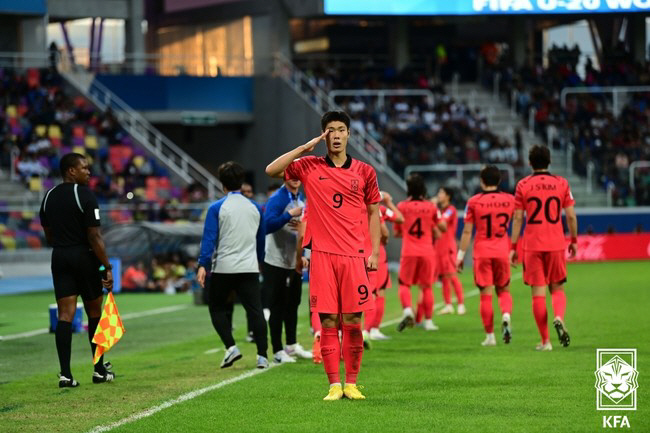 유럽 진출 대성공...'한국 스트라이커 대형 유망주' 21살 군필 이영준…