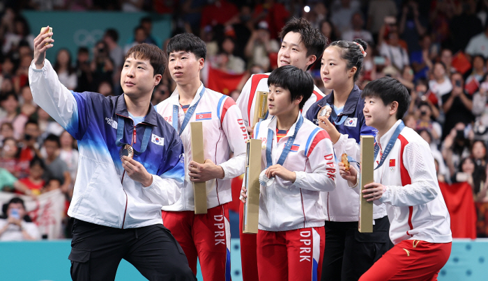 "신유빈X김금용,남북 함께 삼성폰 찰칵!" 평화의 도구가 된 '빅토리 셀…