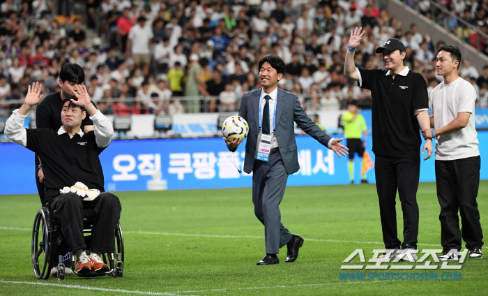 '인간승리' 활짝 웃은 신영록 PK-유연수 GK, 토트넘 선수들도 도열 …