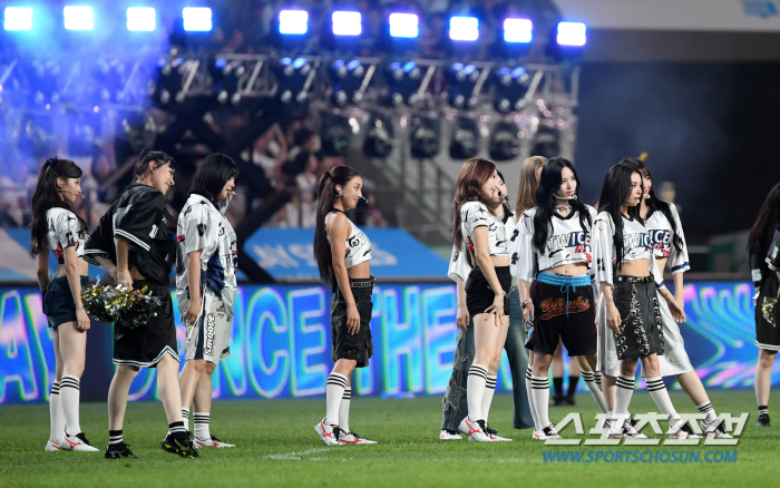 [포토] 트와이스 '축구화 신고 개념 무대'