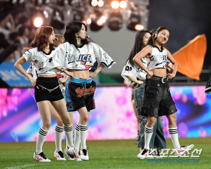 [포토] 트와이스 '축구화 신고 멋진 무대'