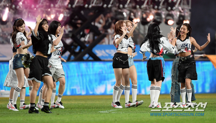 [포토] 트와이스 '축구화 신고 더 신나게'