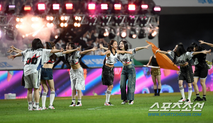 [포토] 트와이스 '축구 열기를 더 뜨겁게'