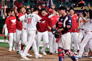 5개 구장 전부 미친 날, SSG가 가장 마지막에 미쳤다! 대역전극→5연승 '단독 4위'[인천 현장]