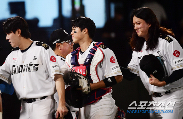 '불펜 FA 최대어 충격의 블론' 고개 숙인 장발 클로저, 믿기지 않는 …