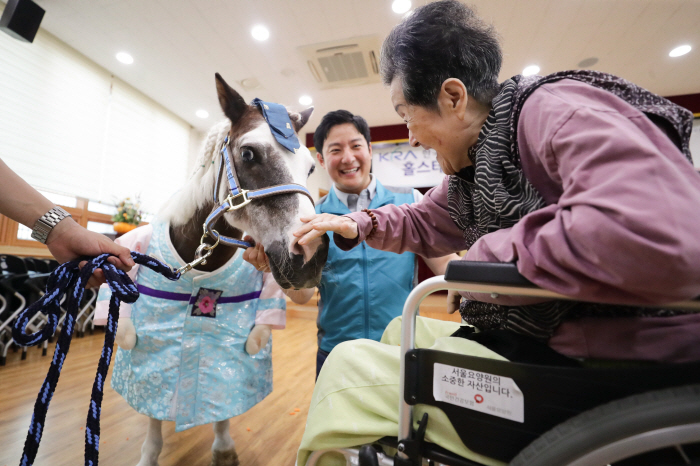 [경마]한국마사회, 서울요양원 후원 물품 전달·홀스테라피 행사 성공적 개최