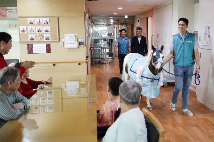 [경마]한국마사회, 서울요양원 후원 물품 전달·홀스테라피 행사 성공적 개…