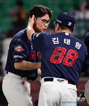 그 무서운 김태형 감독이 '물개 박수'...고글 쓰고 나타나더니, 롯데를 살렸다