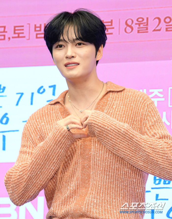 [포토] 김재중 '여심 사로잡는 눈빛 인사'