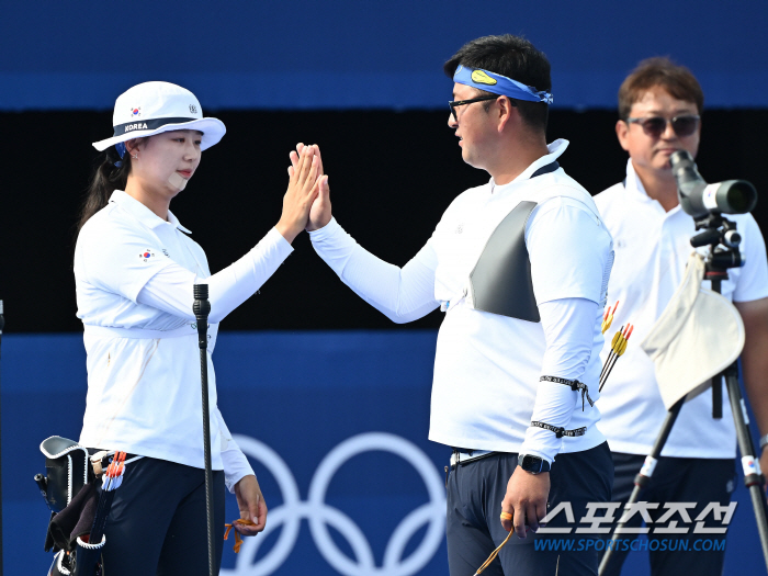 '텐텐텐텐!' 김우진-임시현, 짜릿한 역전승으로 4강 진출 '金까지 2승…