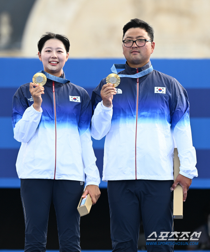 "시현이가 잘해서" "오빠 덕분에" '혼성전 금메달' 김우진-임시현, 실…